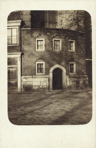 5113 Gezicht op een tegen het koor van de Janskerk te Utrecht gebouwd huis.